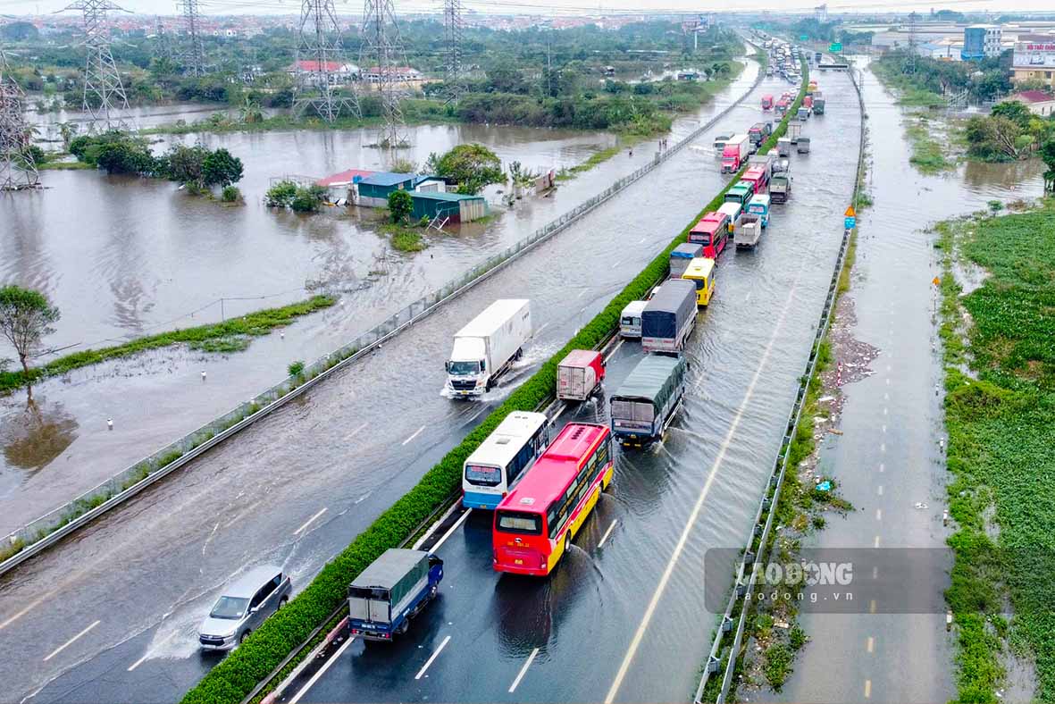 Ghi nhận vào 16h, ngày 12.9, tại khu vực thôn Văn Hội, xã Văn Bình (Thường Tín, Hà Nội), một đoạn cao tốc và đường gom vẫn đang ngập sâu trong nước.