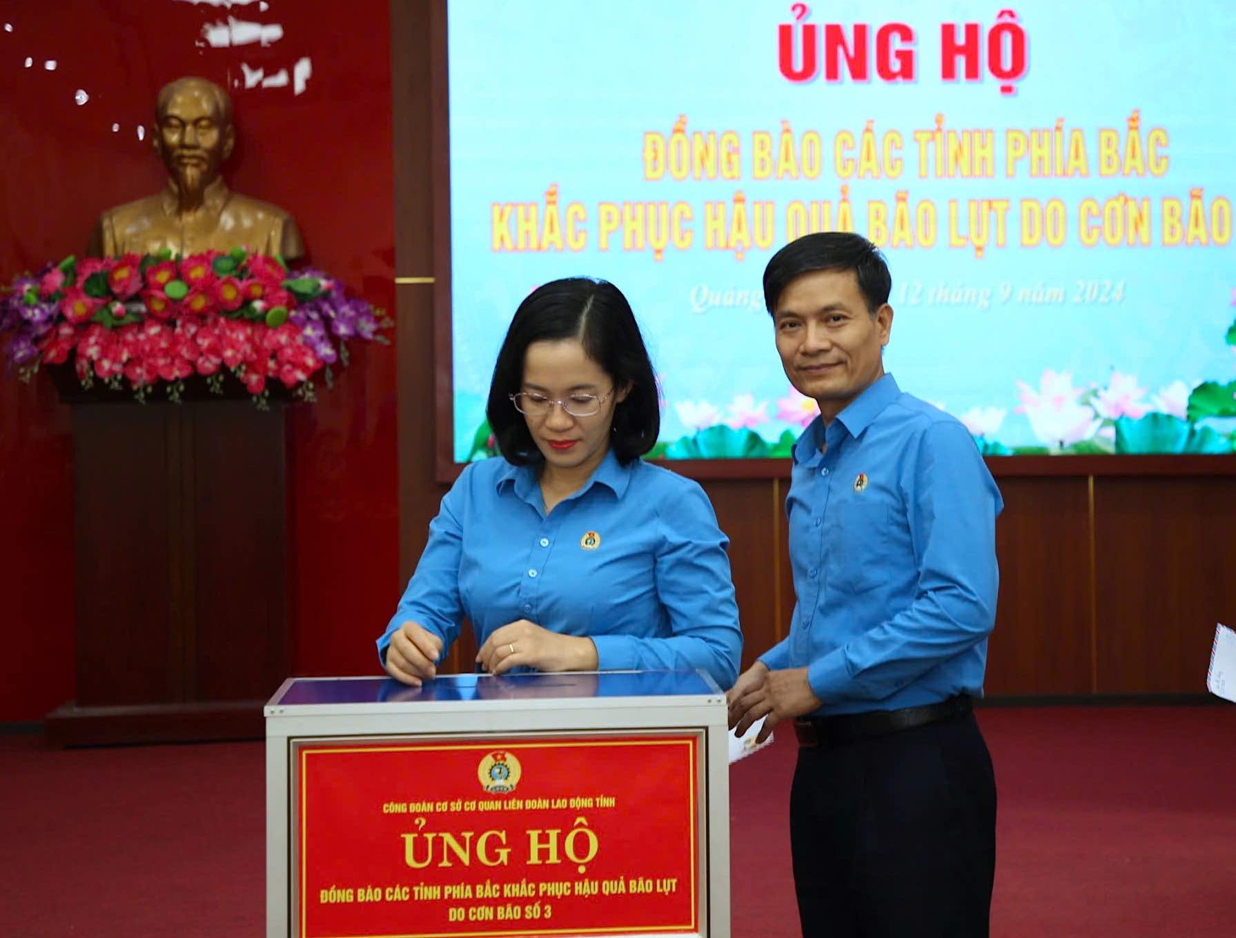 Công đoàn cơ sở LĐLĐ tỉnh Quảng Bình ủng hộ đồng bào miền Bắc khắc phục thiên tai. Ảnh: Công Sáng