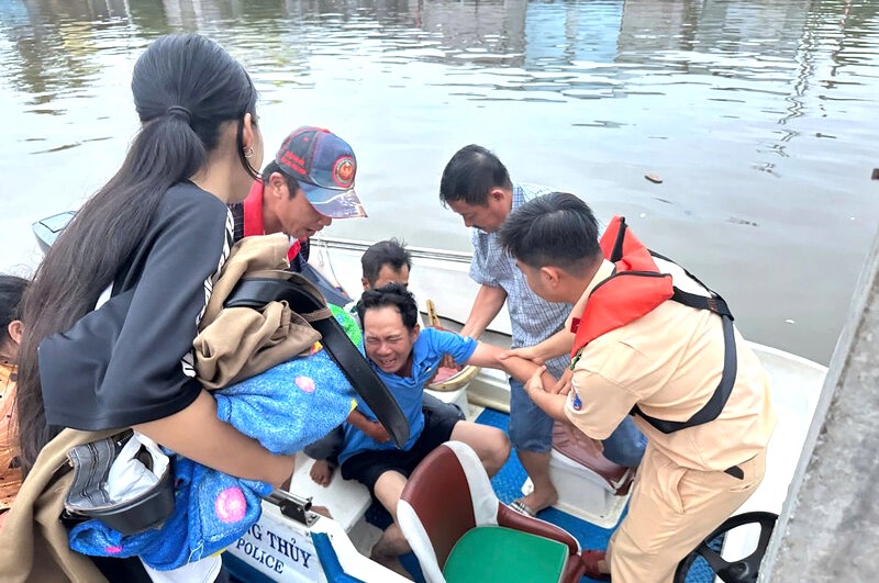 Cảnh sát giao thông đưa nạn nhân bị đột quỵ đi cấp cứu kịp thời. Ảnh: Người nhà bệnh nhân cung cấp