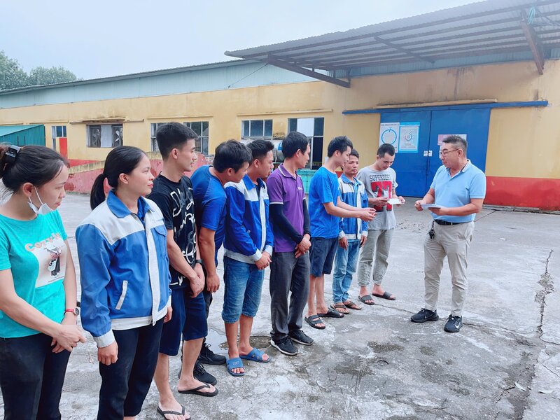 Lãnh đạo Công ty TNHH Te-Vina Prime trao tiền hỗ trợ cho người lao động bị ảnh hưởng sau vụ sập cầu Phong Châu. Ảnh: Thu Hương 