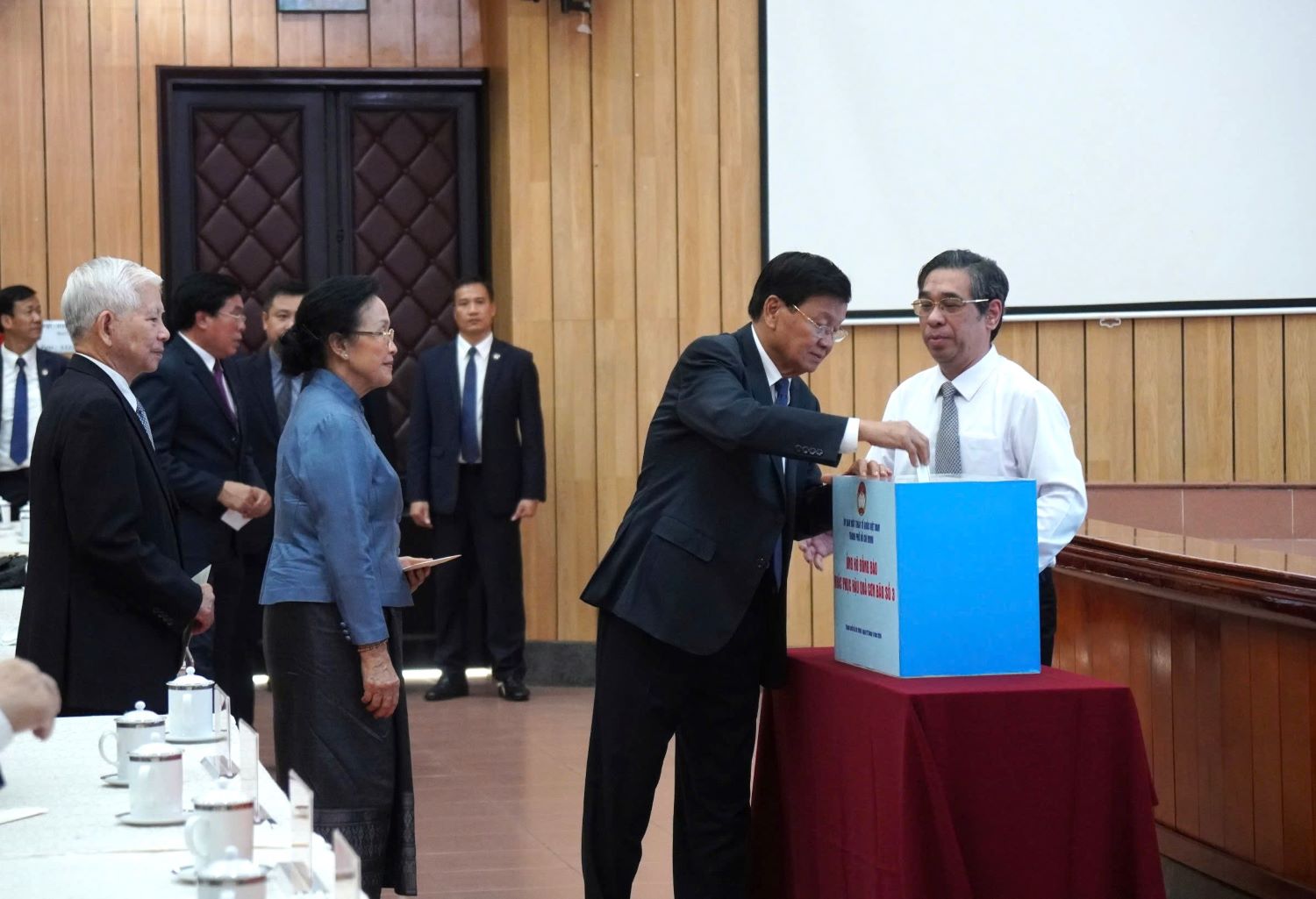 Tổng Bí thư, Chủ tịch nước Lào Thongloun Sisoulith ủng hộ đồng bào các tỉnh miền Bắc bị thiệt hại do bão số 3.  Ảnh: Anh Tú