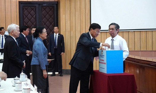 Tổng Bí thư, Chủ tịch nước Lào Thongloun Sisoulith ủng hộ đồng bào các tỉnh miền Bắc bị thiệt hại do bão số 3.  Ảnh: Anh Tú