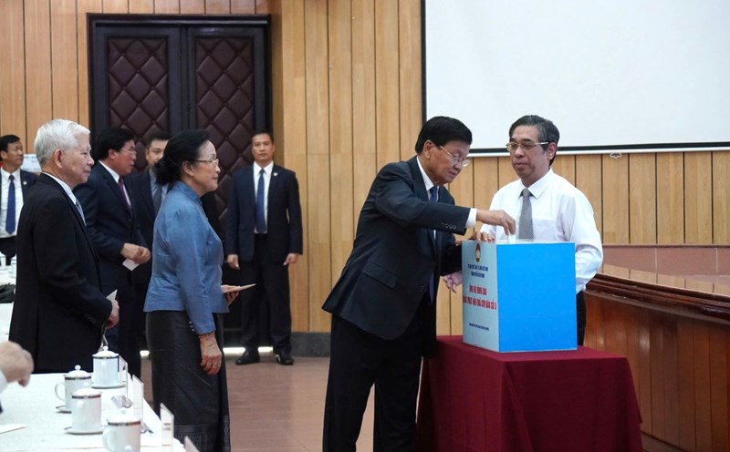 Tổng Bí thư, Chủ tịch nước Lào Thongloun Sisoulith ủng hộ đồng bào các tỉnh miền Bắc bị thiệt hại do bão số 3.  Ảnh: Anh Tú