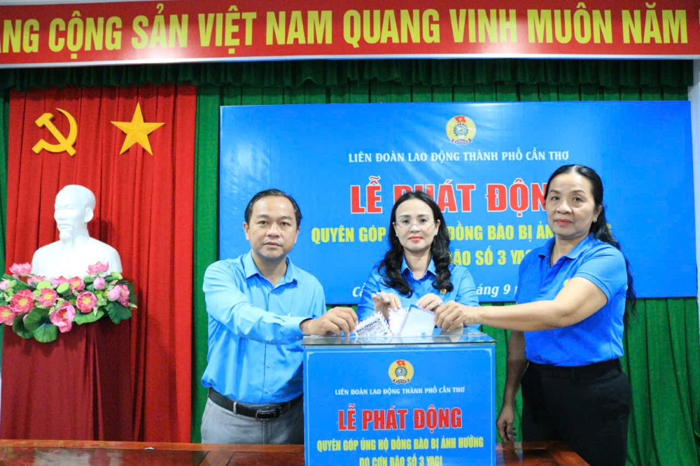 Công đoàn An Giang quyên góp ủng hộ đồng bào, các địa phương bị thiệt hại do bão số 3. Ảnh: LĐLĐ tỉnh An Giang