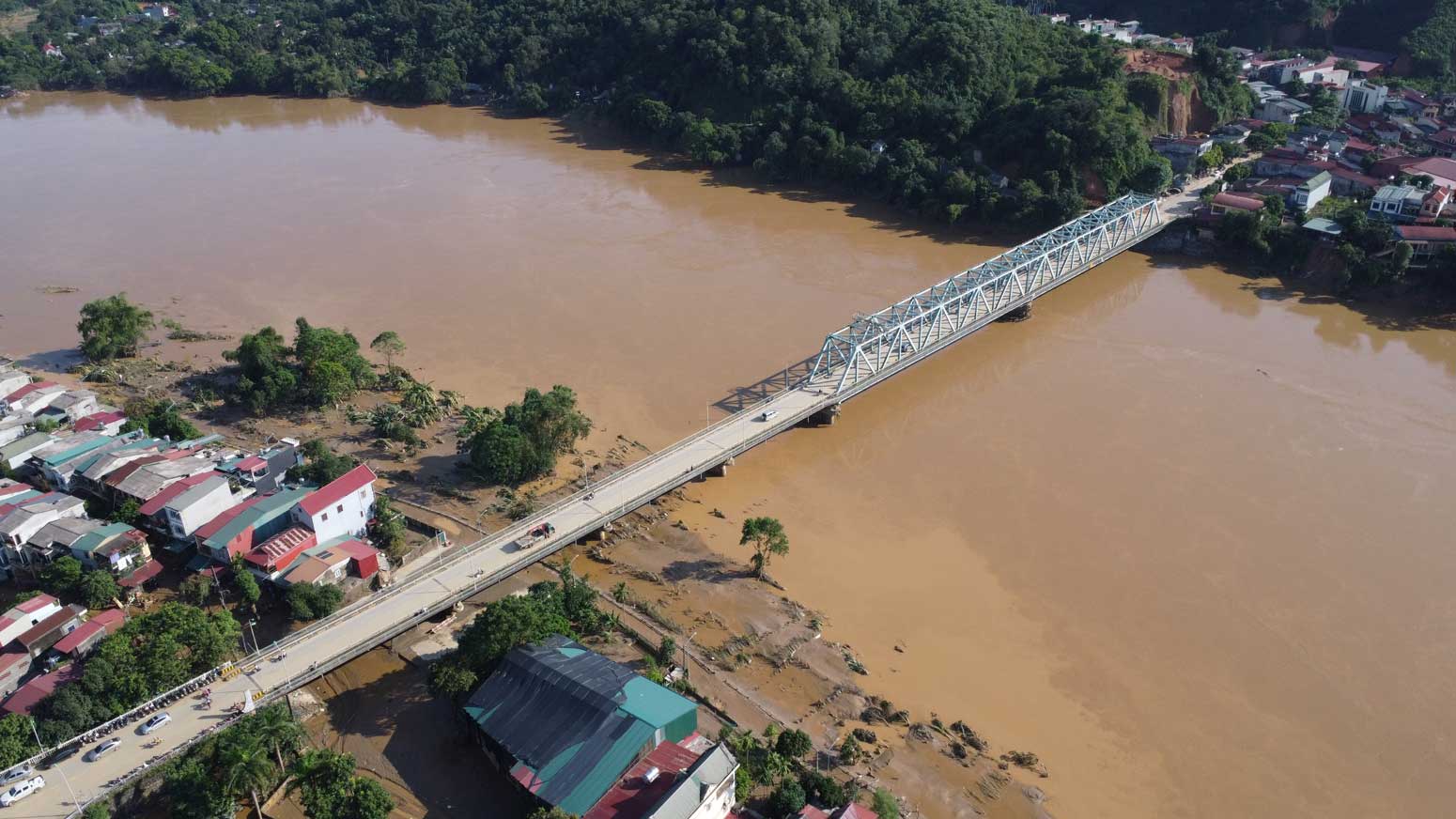 Nước sông Thao tại Yên Bái bắt đầu hạ xuống. 