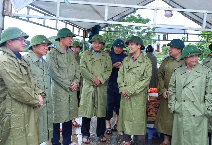 Dai dien lanh dao tinh Thanh Hoa cung doan cong tac kiem tra, chi dao cong tac khac phuc hau qua mua lu tai huyen Thach Thanh. Anh: Minh Hoang