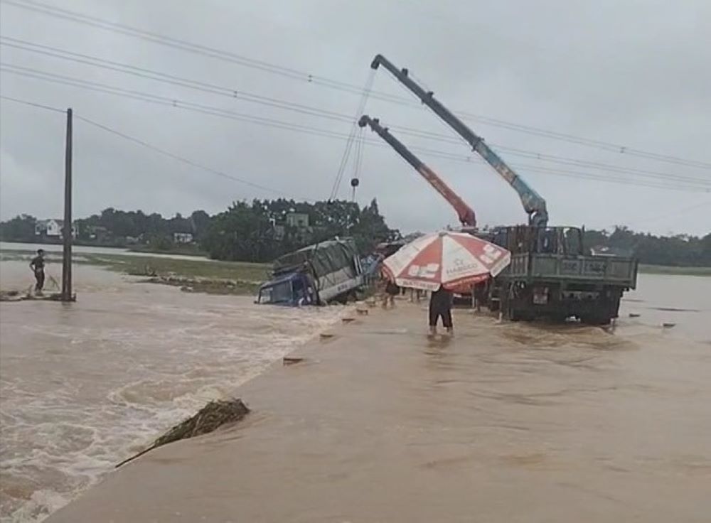 Chiếc xe tải chết máy và bị lũ cuốn khi đi qua điểm tràn xã Thành Tiến giáp xã Thành Long (huyện Thạch Thành) vào sáng 12.9. Ảnh: Người dân cung cấp