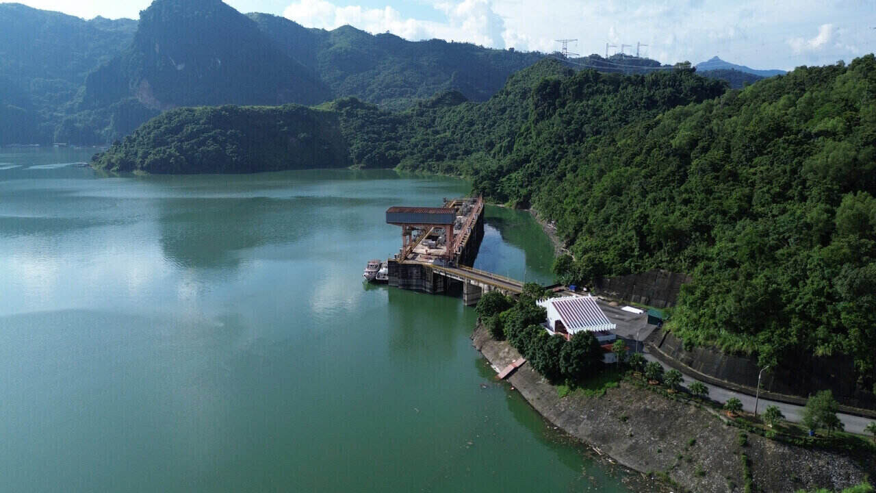 Cung trong ngay 12.9, Hoi dong tu van Khoa hoc va Cong nghe danh gia an toan dap, ho chua tren bac thang thuy dien Song Da) da co buoi kiem tra danh gia thuc te tai Cong trinh Thuy dien Hoa Binh. Thong qua bao cao va danh gia so bo cua To chuyen gia cho thay cong trinh Thuy dien Hoa Binh dang lam viec trong trang thai on dinh, an toan.