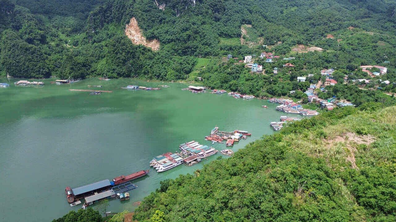 Anh Bùi Văn Nam (người dân ở thành phố Hòa Bình) chia sẻ, so với mùa cạn, hiện nay nước đã dâng cao hơn trước khoảng 40-50 mét. 