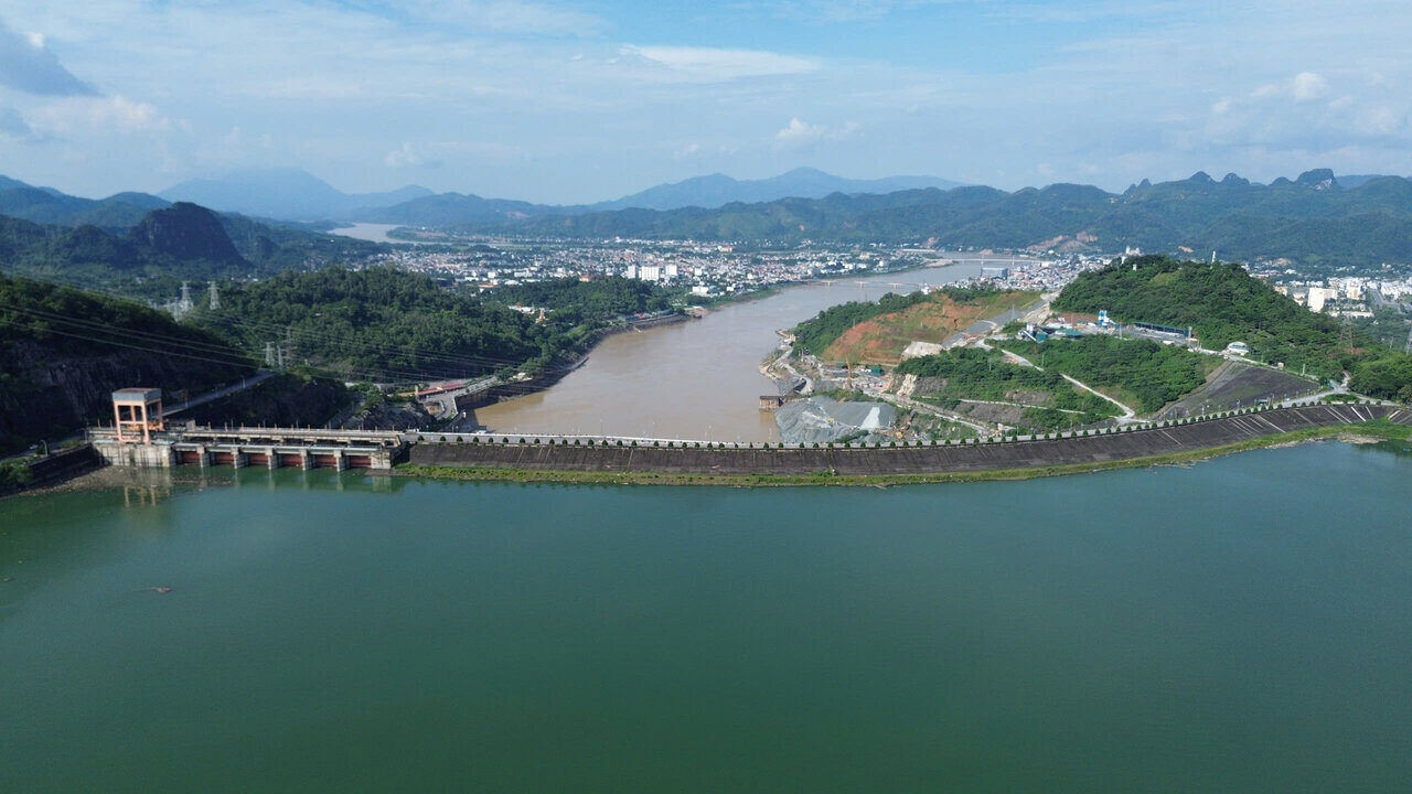 Thủy điện Hòa Bình đã đóng toàn bộ các cửa xả đáy theo lệnh Bộ trưởng Bộ Nông nghiệp và Phát triển nông thôn. Ảnh: Đặng Tình