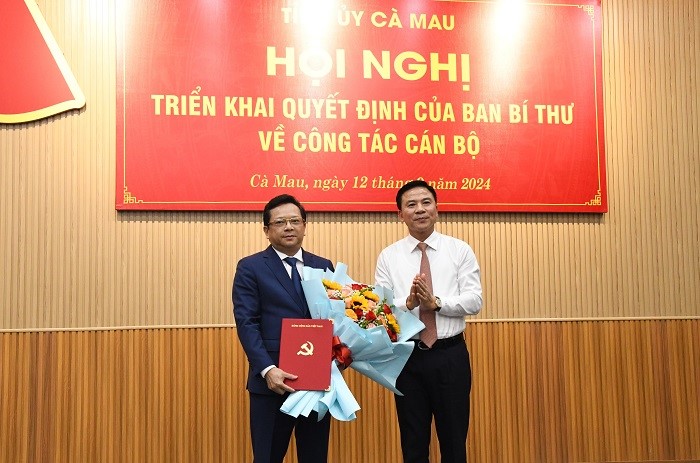 Phó Trưởng Ban Tổ chức Trung ương Đỗ Trọng Hưng (bên phải) trao Quyết định của Ban Bí thư cho ông Nguyễn Đức Hiển, Phó Bí thư Tỉnh ủy Cà Mau.Ảnh: Nhật Hồ