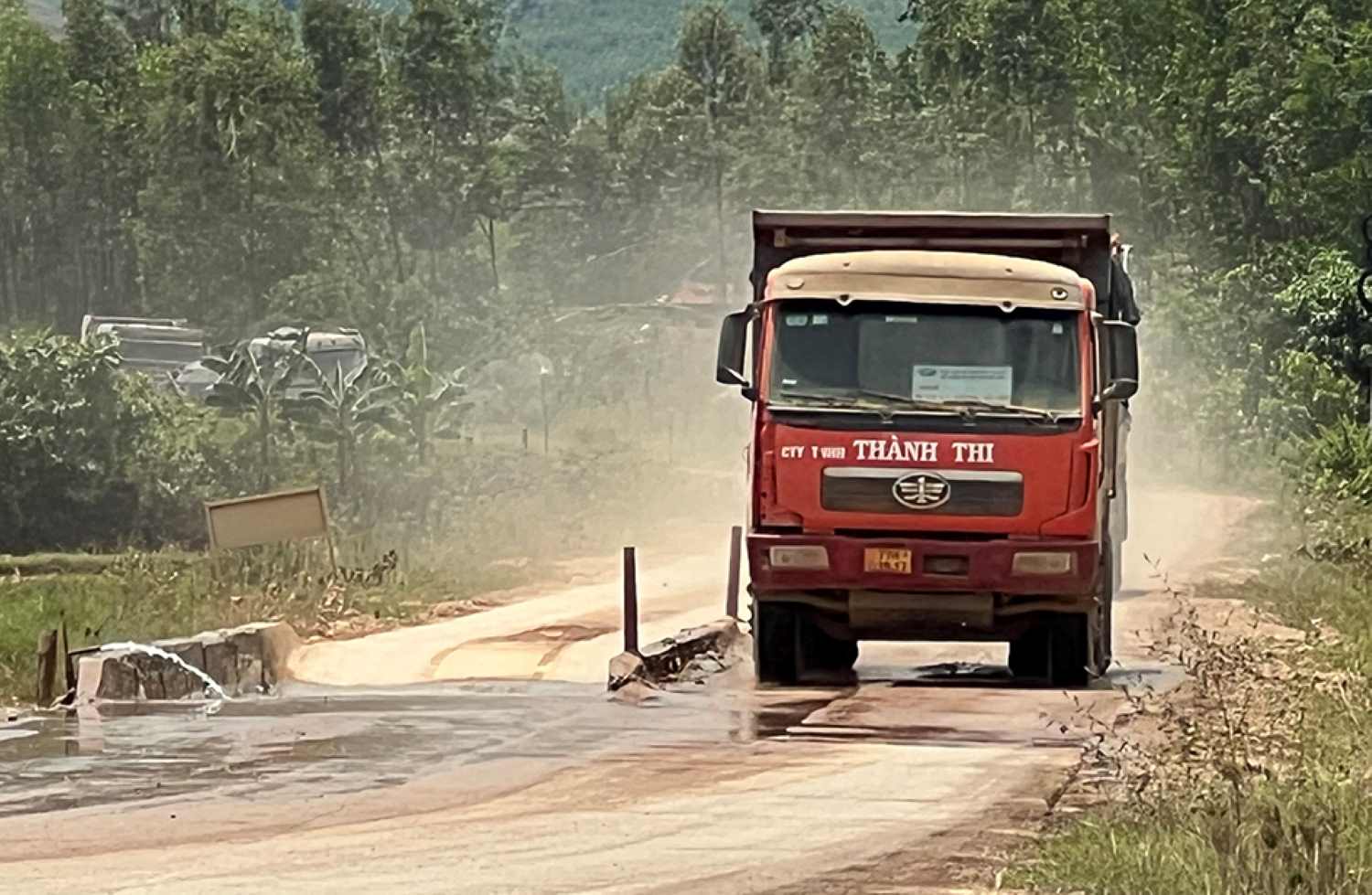 Âu nước nhúng bánh xe từ nhóm mỏ TS27 ra quốc lộ 19. Ảnh: Xuân Nhàn
