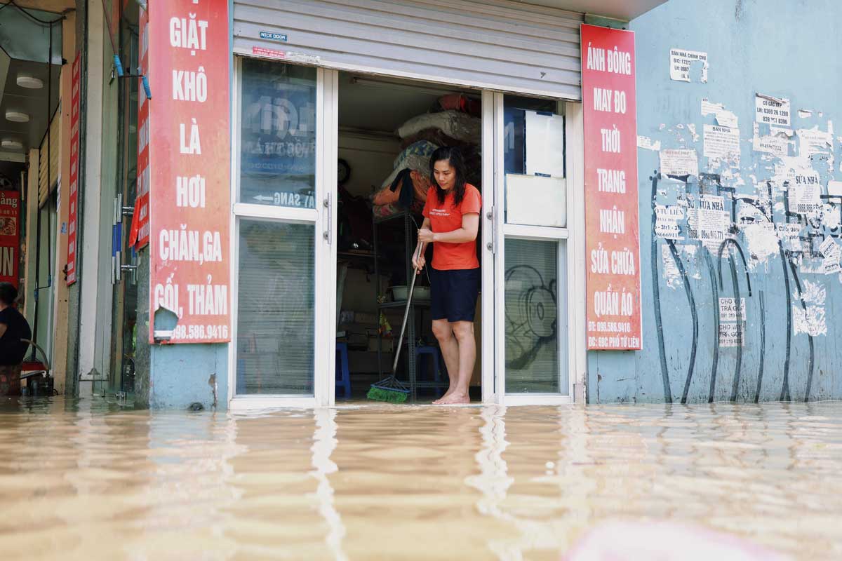 Nước rút nhưng không đáng kể, người dân mong hết ngập nhanh