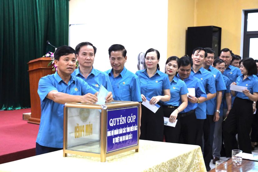 Lãnh đạo LĐLĐ tỉnh Hà Tĩnh quyên góp ủng hộ người dân các tỉnh phía Bắc bị thiệt hại do bão số 3. Ảnh: Trần Tuấn