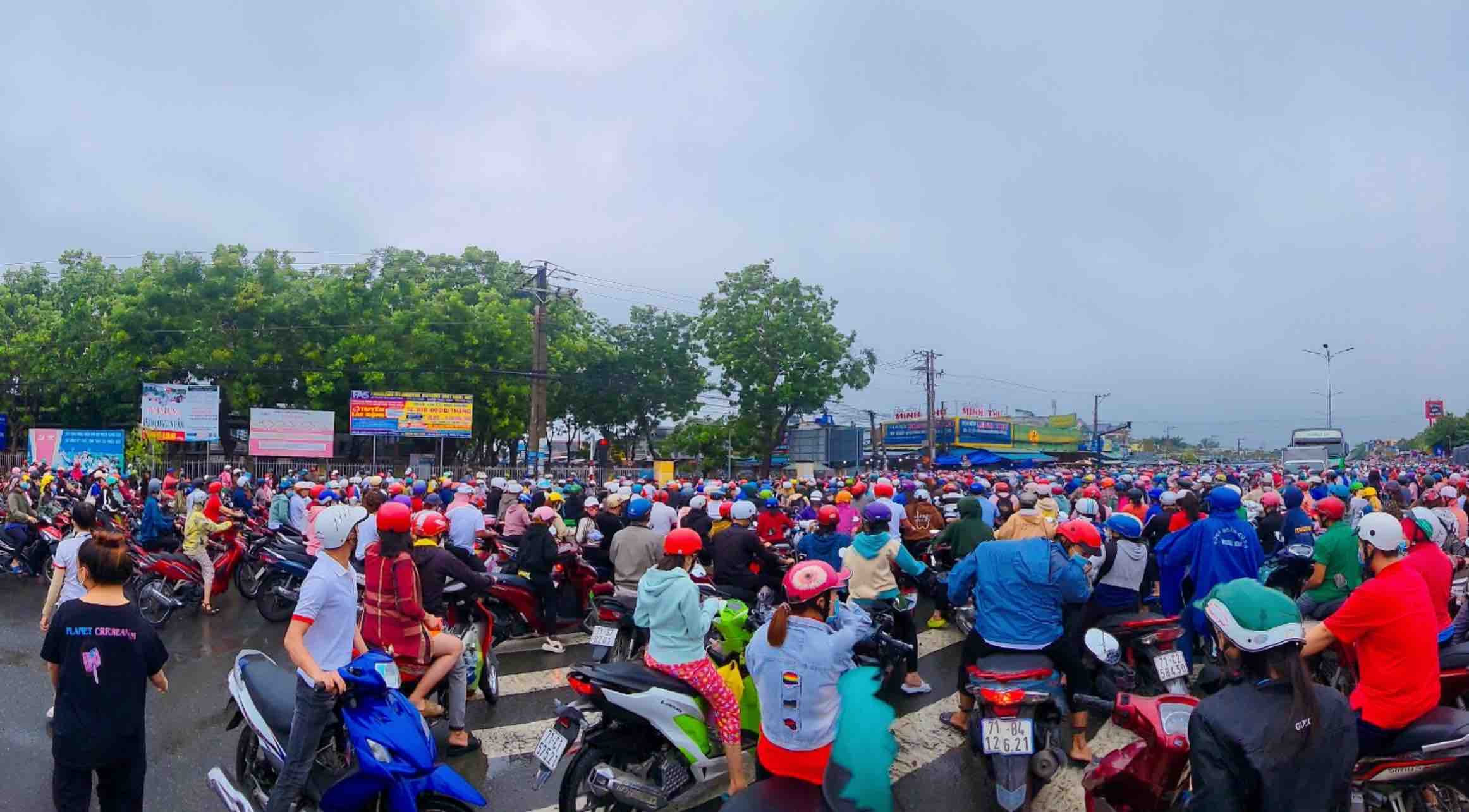 Trước đó sáng ngày 21.5.2024, trên địa bàn tỉnh Bến Tre đã xảy ra cơn mưa to kéo dài đã làm ngập tại Khu công nghiệp Giao Long khiến việc đi lại của công nhân lao động trở nên khó khăn. 