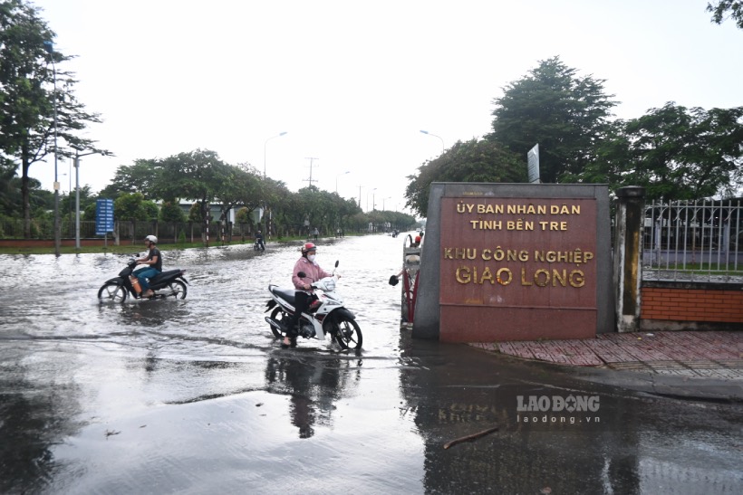 Ghi nhận của phóng viên Báo Lao Động, chiều ngày 12.9, một số khu vực trong khu công nghiệp Giao Long (huyện Châu Thành, tỉnh Bến Tre) bị ngập.