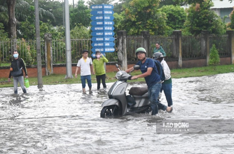 Hàng loạt xe máy chết máy do nước ngập trong khu công nghiệp Giao Long.