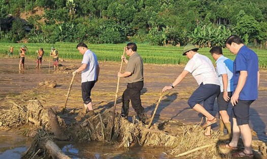 Thủ tướng Phạm Minh Chính thị sát tại thôn Làng Nủ. Ảnh: Nhật Bắc