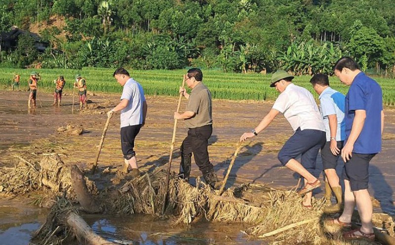 Thủ tướng Phạm Minh Chính thị sát tại thôn Làng Nủ. Ảnh: Nhật Bắc
