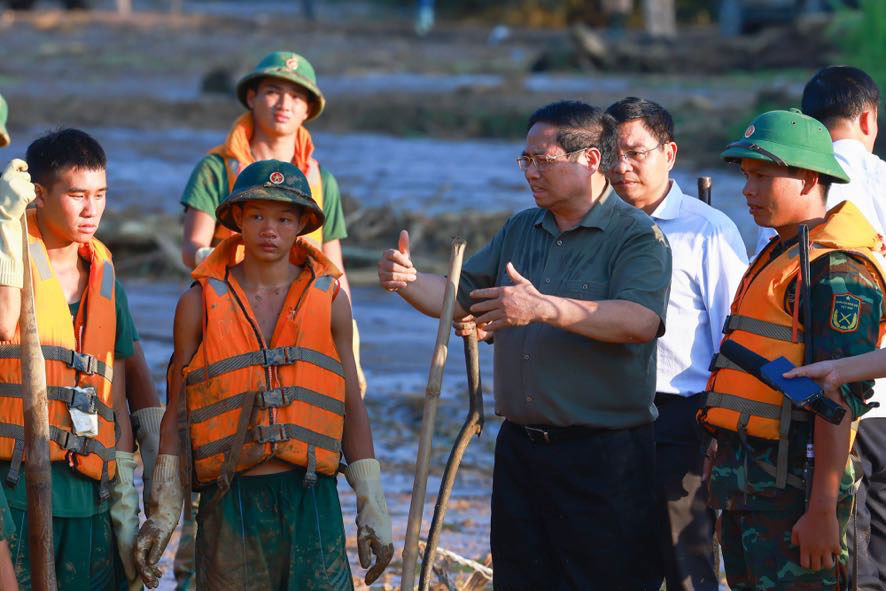 Thu tuong Pham Minh Chinh tai hien truong vu sat lo tai thon Lang Nu, xa Phuc Khanh, huyen Bao Yen, tinh Lao Cai. Anh: Nhat Bac