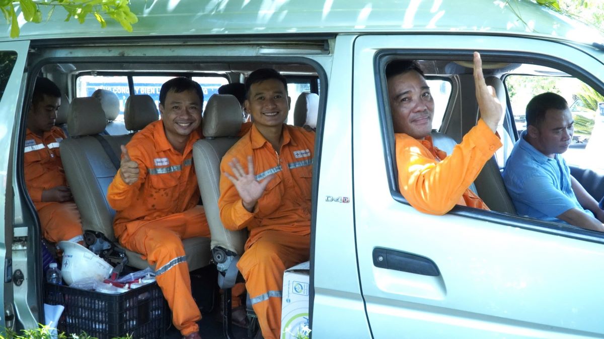 Người lao động Công ty Điện lực tỉnh Quảng Trị lên đường đi khắc phục hậu quả bão số 3. Ảnh: Minh Thành