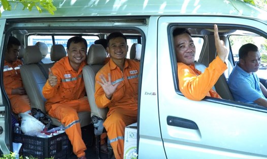 Người lao động Công ty Điện lực tỉnh Quảng Trị lên đường đi khắc phục hậu quả bão số 3. Ảnh: Minh Thành