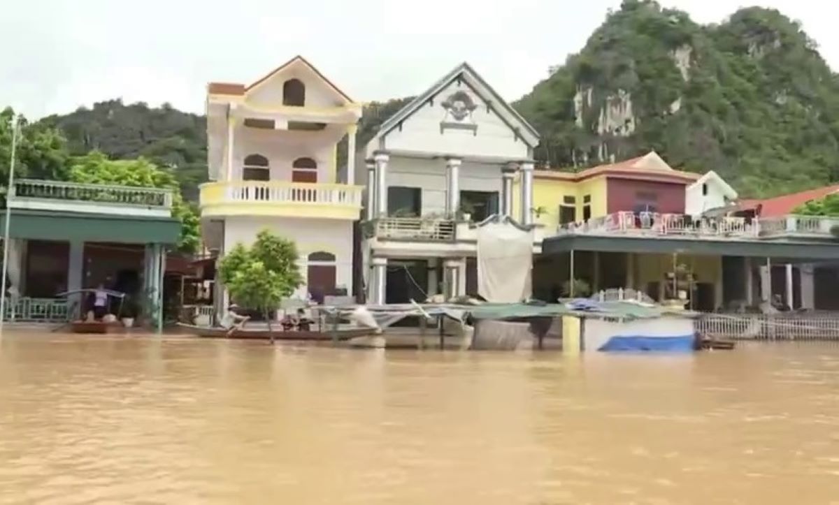 Nhiều hộ dân tại thôn Kênh Gà, xã Gia Thịnh, huyện Gia Viễn (Ninh Bình) bị ngập sâu do nước lũ dâng cao. Ảnh: Minh Hoàng