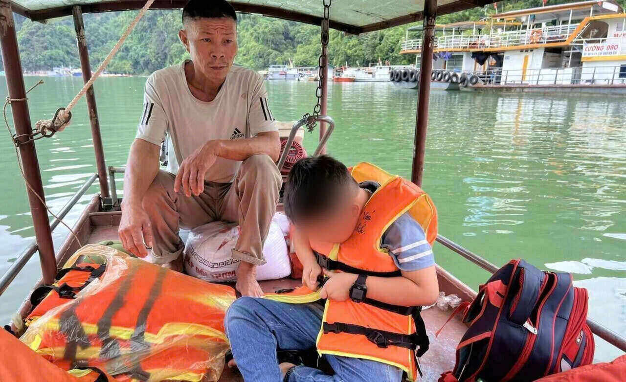 Học sinh đi thuyền đến trường trong những ngày Thủy điện Hòa Bình đóng cửa xả lũ. Ảnh: Minh Nguyễn