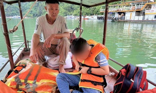 Học sinh đi thuyền đến trường trong những ngày Thủy điện Hòa Bình đóng cửa xả lũ. Ảnh: Minh Nguyễn