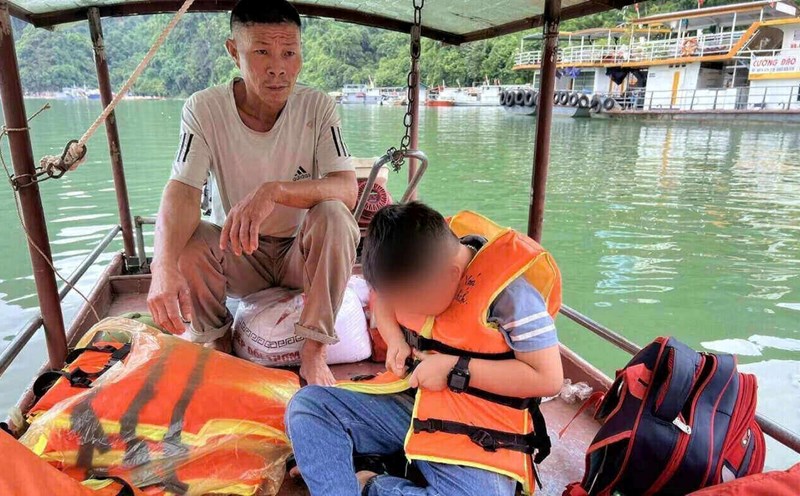 Học sinh đi thuyền đến trường trong những ngày Thủy điện Hòa Bình đóng cửa xả lũ. Ảnh: Minh Nguyễn