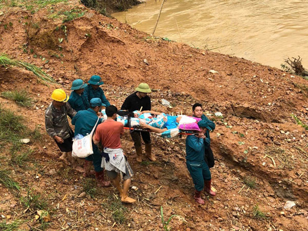 Lực lượng chức năng tham gia cứu nạn tại huyện Bắc Hà. Ảnh: Viết Vinh