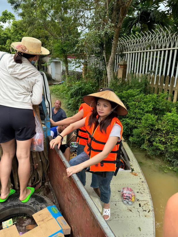 Diễn viên Kiều Anh đưa nhu yếu phẩm lên Thái Nguyên, Tuyên Quang hỗ trợ bà con. Ảnh: Nhân vật cung cấp