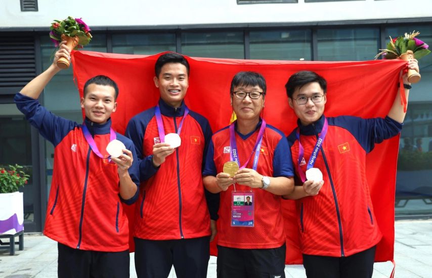 Huấn luyện viên Park Chung-gun (thứ 2 từ phải qua). Ảnh: Bùi Lượng