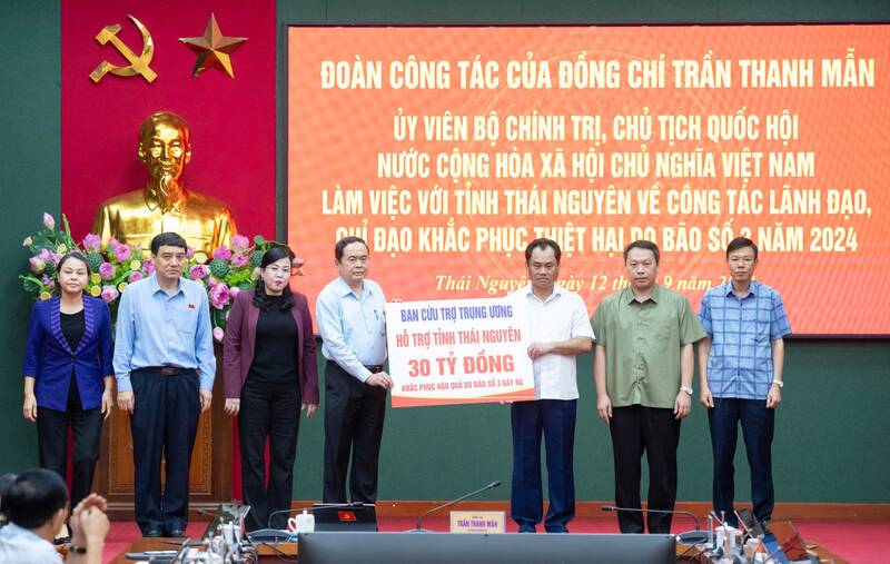 Chủ tịch Quốc hội Trần Thanh Mẫn thăm, tặng quà tại Thái Nguyên. Ảnh: Lâm Hiển