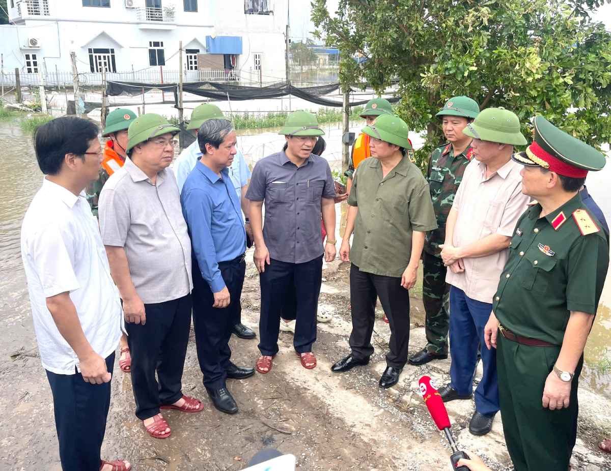 Phó Thủ tướng Chính phủ Trần Hồng Hà kiểm tra công tác phòng, chống mưa lũ tại tỉnh Nam Định. Ảnh: Hà Vi