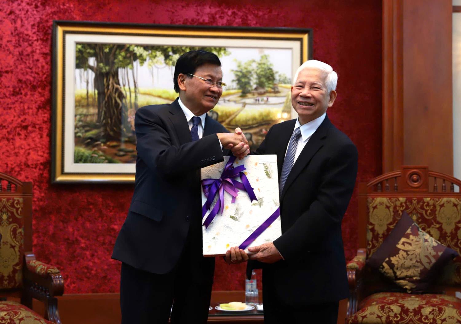 Tổng Bí thư, Chủ tịch nước Lào Thongloun Sisoulith vui mừng gặp lại nguyên Chủ tịch nước Nguyễn Minh Triết.  Ảnh: Minh Quân