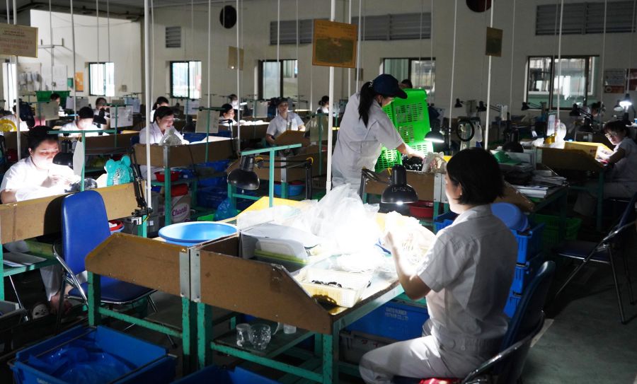 Công ty TNHH Daito Rubber (KCN Nhật Bản Hải Phòng) duy trì sản xuất trong thời gian khắc phục hậu quả do bão. Ảnh: Mai Dung