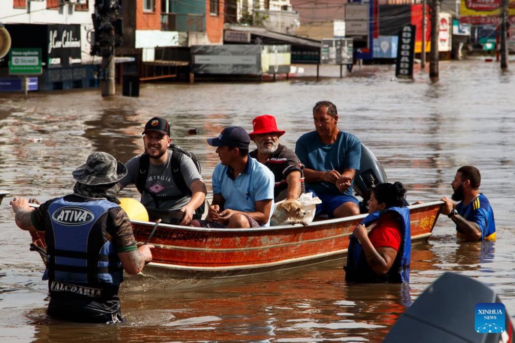 Luc luong cuu ho giai cuu nguoi dan ra khoi khu vuc nuoc lu tai thanh pho Canoas, tieu bang Rio Grande do Sul, Brazil ngay 8.5.2024. Anh: Xinhua