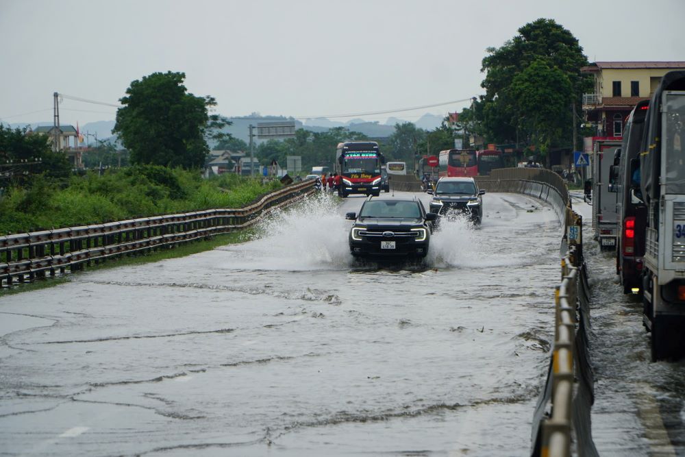 Nhiều điểm trên quốc lộ 1A (đoạn qua huyện Hà Trung, tỉnh Thanh Hóa) bị ngập sâu. Ảnh: Quách Du