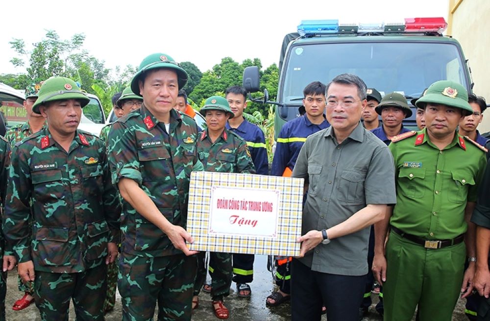 Trưởng Ban Tổ chức Trung ương Lê Minh Hưng tặng quà cho các đơn vị trực ứng phó với lũ lụt tại Trạm bơm Gia Viễn. Ảnh: Diệu Anh