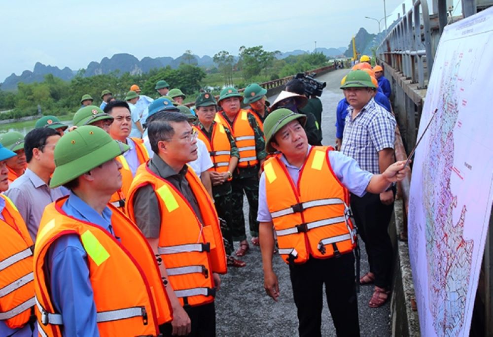 Truong Ban To chuc Trung uong Le Minh Hung cung doan cong tac 