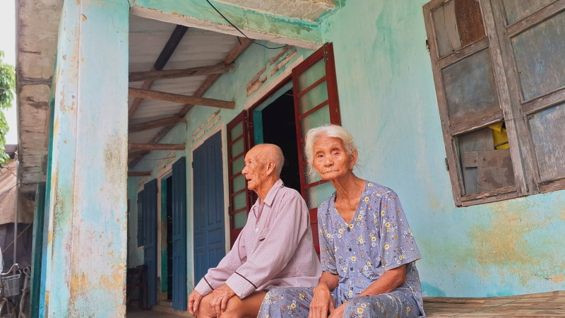 Nỗi buồn của những cụ già ở làng quy hoạch treo Trung Toàn, Núi Thành, Quảng Nam. Ảnh Hoàng Bin