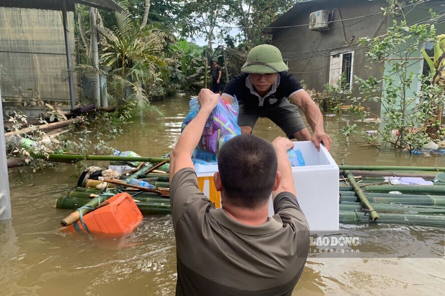 Cứu trợ lũ lụt đừng để nơi nhận quá nhiều, nơi không có. Ảnh: Tô Công