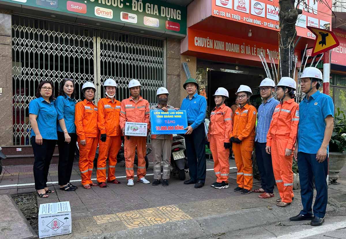 LĐLĐ tỉnh tặng quà cho công nhân Điện lực Cẩm Phả (Điện lực Quảng Ninh). Ảnh: LĐLĐ Quảng Ninh