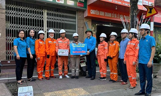LĐLĐ tỉnh tặng quà cho công nhân Điện lực Cẩm Phả (Điện lực Quảng Ninh). Ảnh: LĐLĐ Quảng Ninh