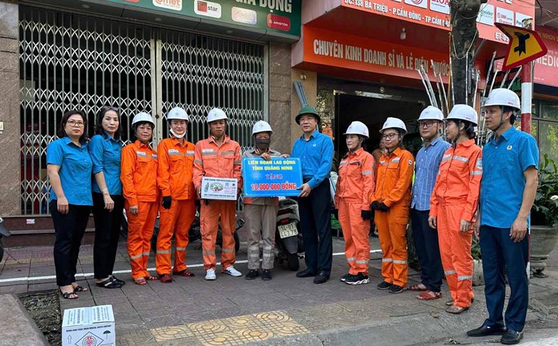 LĐLĐ tỉnh tặng quà cho công nhân Điện lực Cẩm Phả (Điện lực Quảng Ninh). Ảnh: LĐLĐ Quảng Ninh