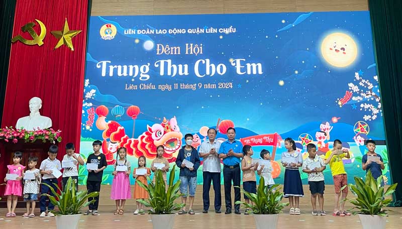 Liên đoàn Lao động quận Liên Chiểu, Đà Nẵng tổ chức chương trình “Đêm hội Trung thu cho em”. Ảnh: Trà Vân