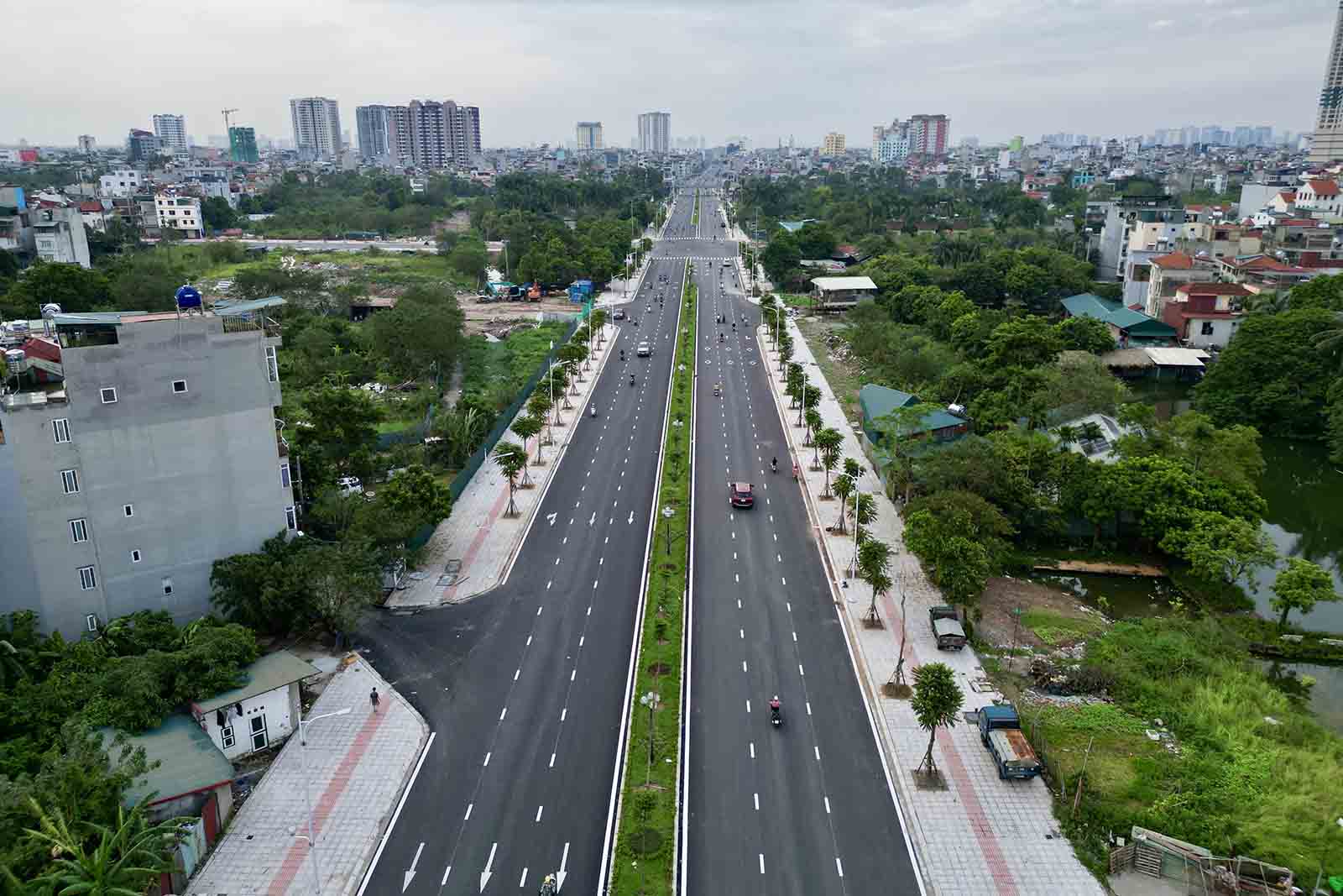 Du kien, toan tuyen se thong xe ky thuat vao 10.10 (ky niem 70 nam Ngay Giai phong Thu do). COng trinh hoan thanh giup rut ngan khoang cach, thoi gian tu quan Long Bien den cao toc Ha Noi - Hai Phong, gop phan phat trien kinh te khu vuc. Anh: Huu Chanh