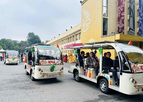 Xe điện phục vụ khách du lịch khu vực phố cổ Hà Nội. Ảnh: Nguyên Vũ