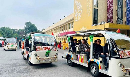 Xe điện phục vụ khách du lịch khu vực phố cổ Hà Nội. Ảnh: Nguyên Vũ